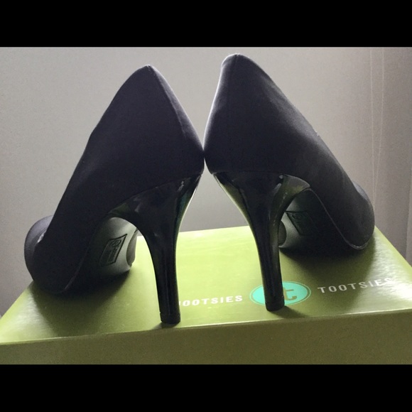 Black satin pumps by Mootsies Tootsies - Picture 4 of 5